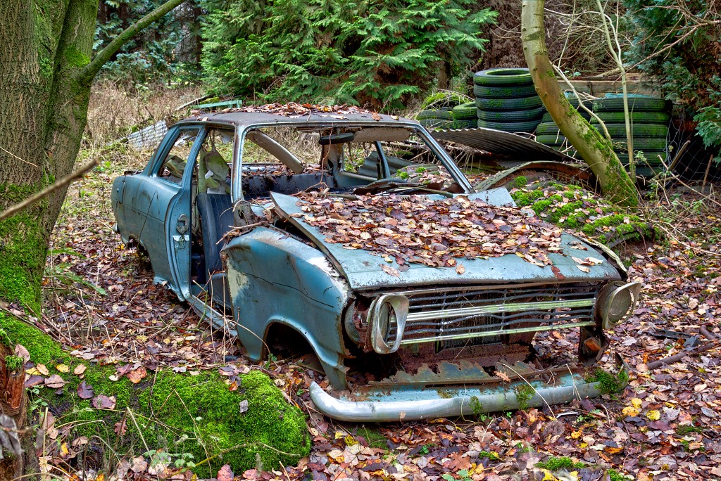 HDR urbex Lost in the Woods lada 1300 opel kadett trash fitou oldtimer youngtimer bus morgon tractor olielamp vuldop Airco generator belgie